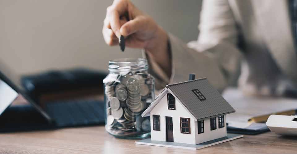 A homebuyer put coin on a jar for down payment