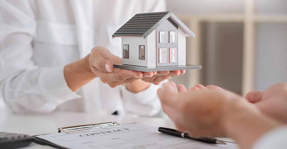 A real estate agent offer home purchase contract to buy a house