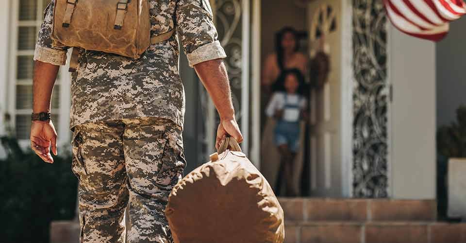 American soldier coming back home to his family