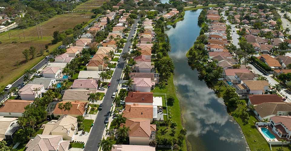 An aerial view of beautiful houses in a residential neighborhood on a sunny day in Florida