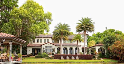 Beautiful home and boathouse in the Lake in Florida