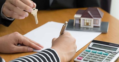 Buyer sign contract to buy home