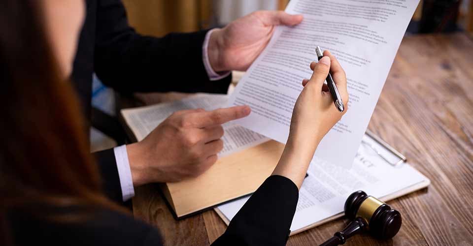Client meeting lawyer to consult