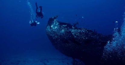 Divers at the San Pedro Shipwreck