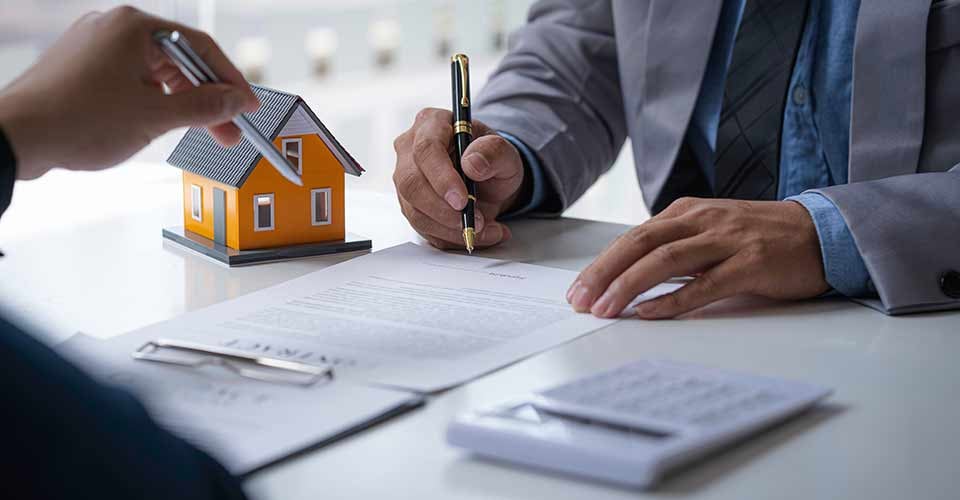 House model with agent and customer discussing for the contract to buy house