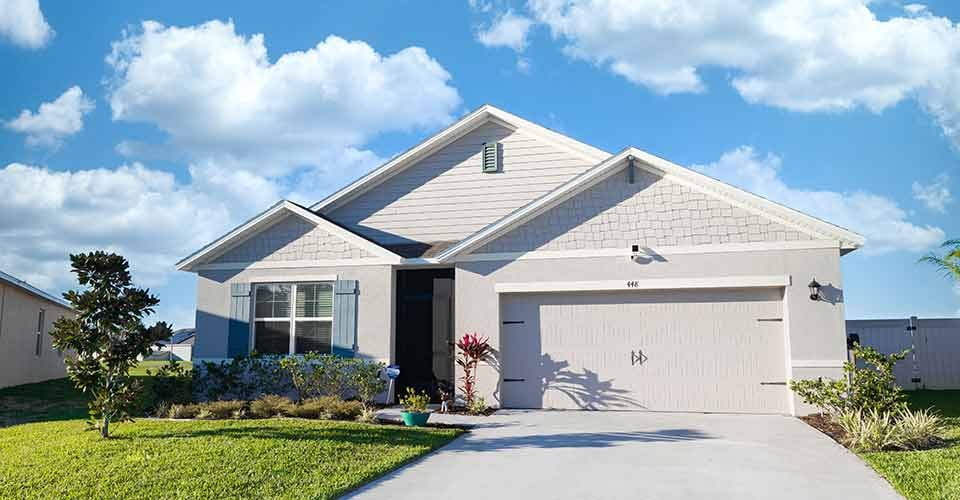 Modern home with driveway to garage in the suburbs of Florida
