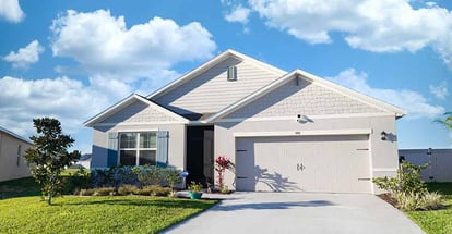 Modern home with driveway to garage in the suburbs of Florida