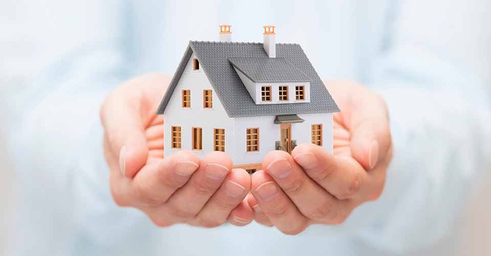 Small model house in hands