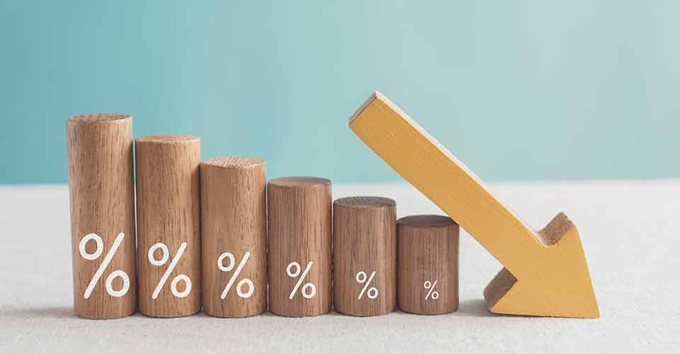 Wooden blocks with percentage sign and down arrow
