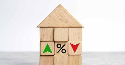 Wooden cube block with percentage symbol and arrow icon for mortgage rates