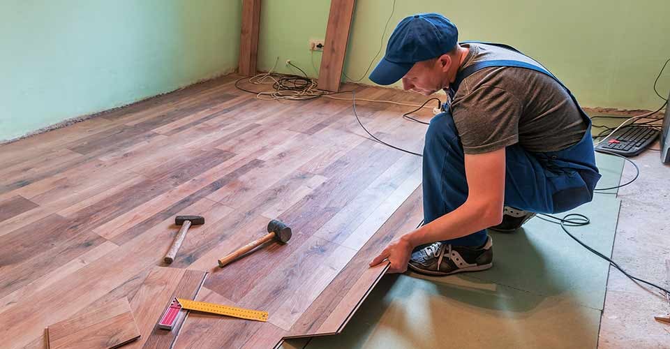 Worker installing the laminate floor